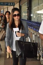 Kareena Kapoor snapped in Mumbai Airport on 20th Sept 2012 (7).JPG